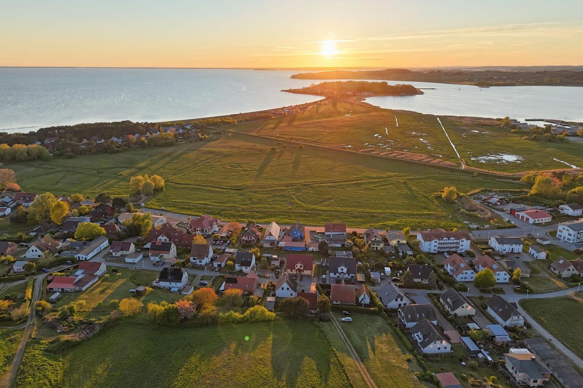 טיסואו Schicke Fewo Mit Terrasse, Gratis Nutzung Vom Ahoi Erlebnisbad Und Sauna In Sellin - Haus De Niege Wech Fewo 02 מראה חיצוני תמונה